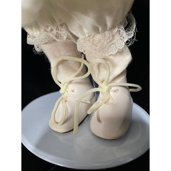 Two Porcelain Winter Dolls blonde in Green and brunette in Red 16” EUC - Picture 15 of 16